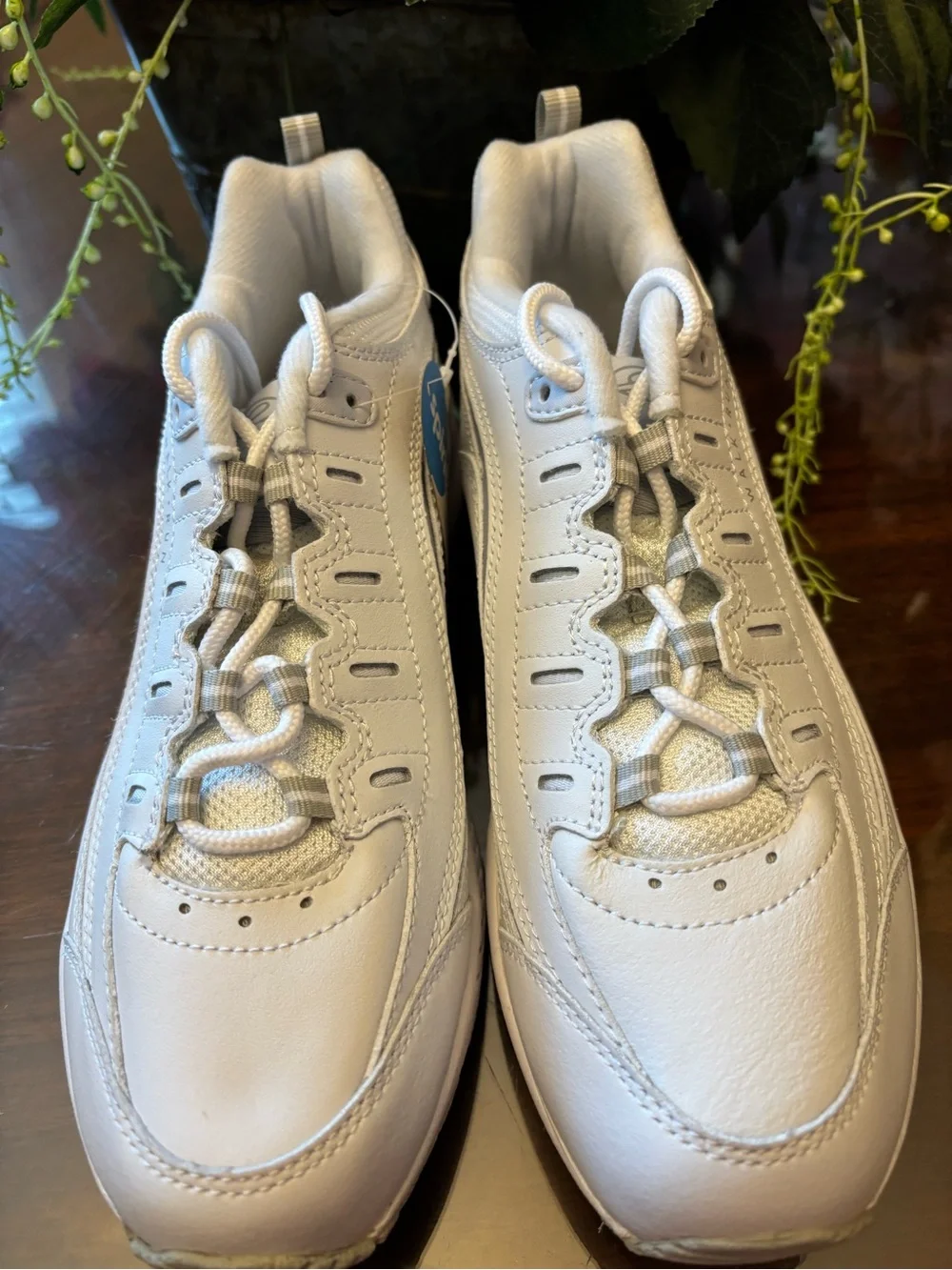 Easy Spirit White Womens Light Activity Sneakers NWT Size 8